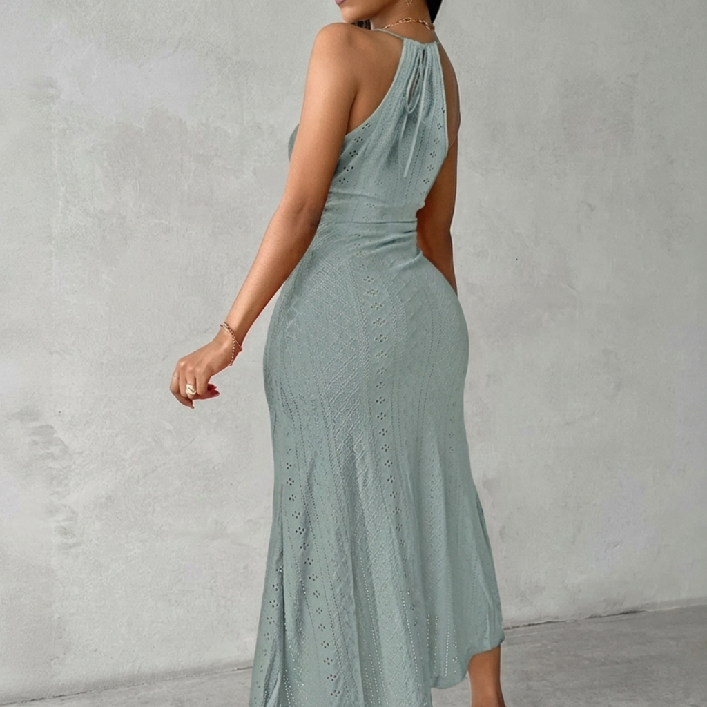 Vestido Solare™ em Tecido Bordado Vazado com Fenda Frontal