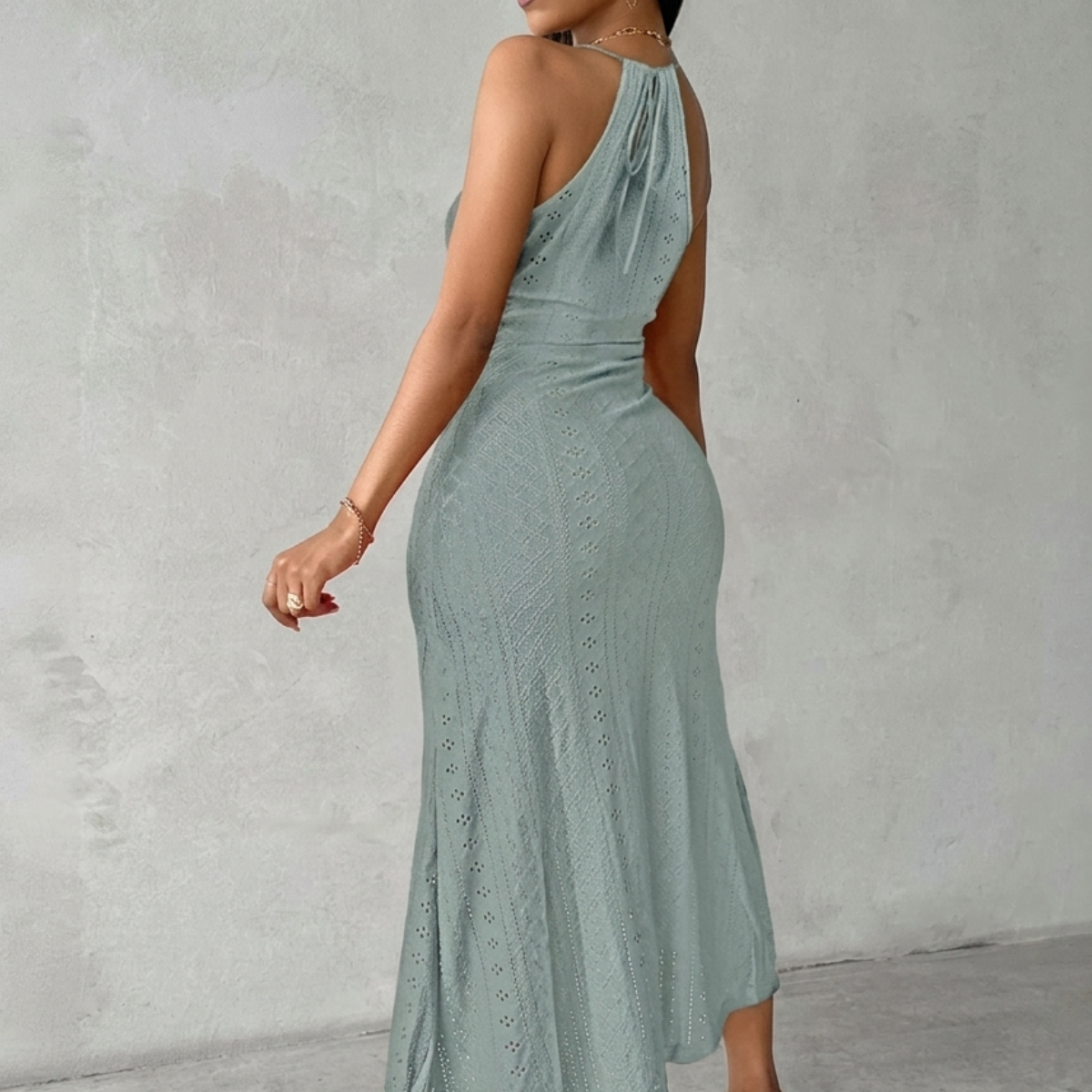 Vestido Solare™ em Tecido Bordado Vazado com Fenda Frontal